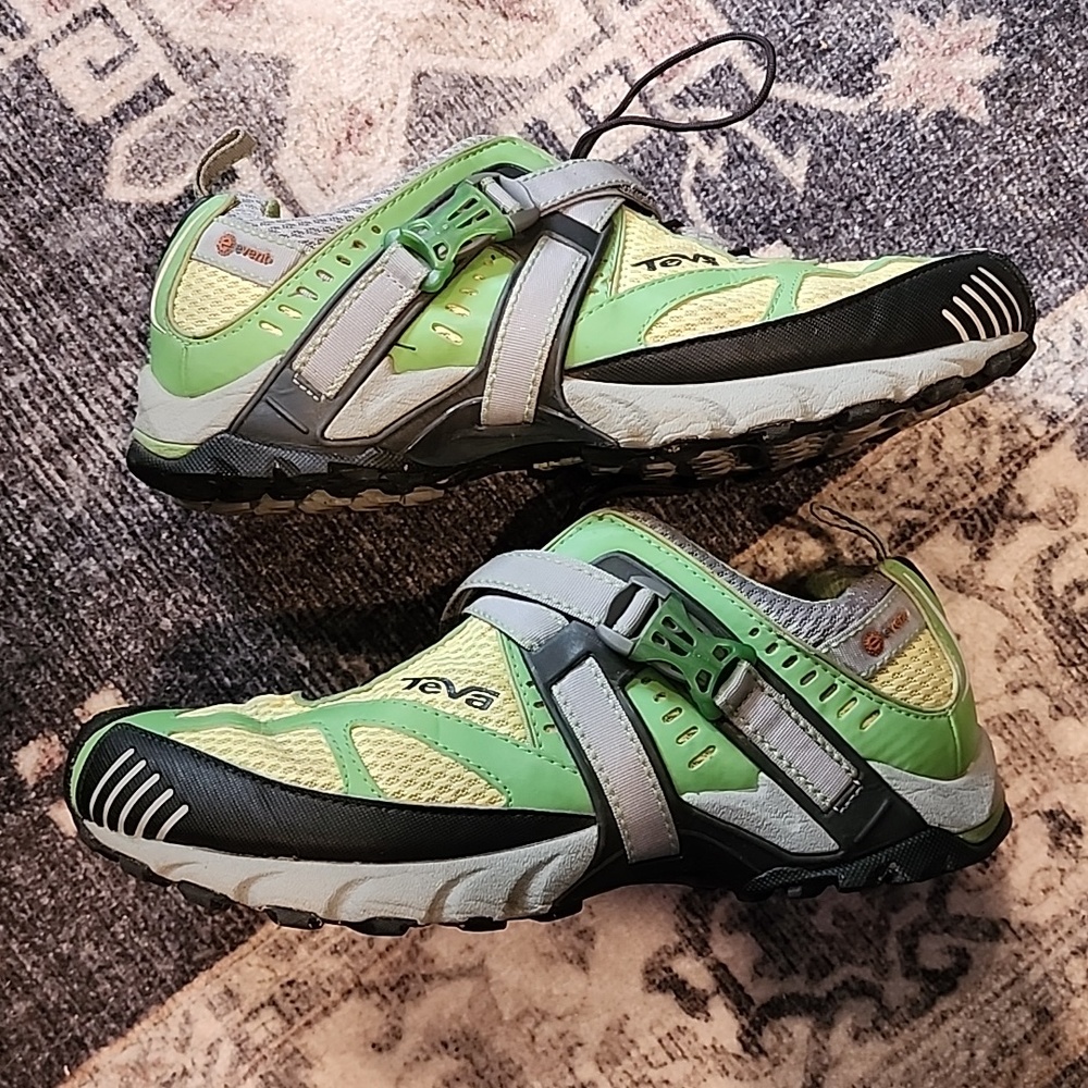 TEVA Green & Yellow Trail-Running Sneaker w/ spider on toe Women's Sz 9